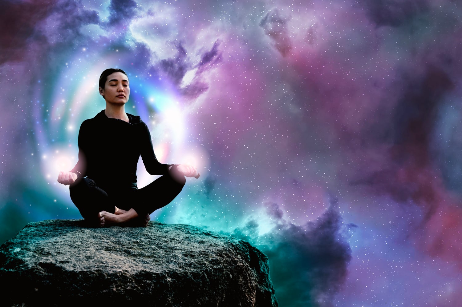 mujer tiro completo meditando roca min