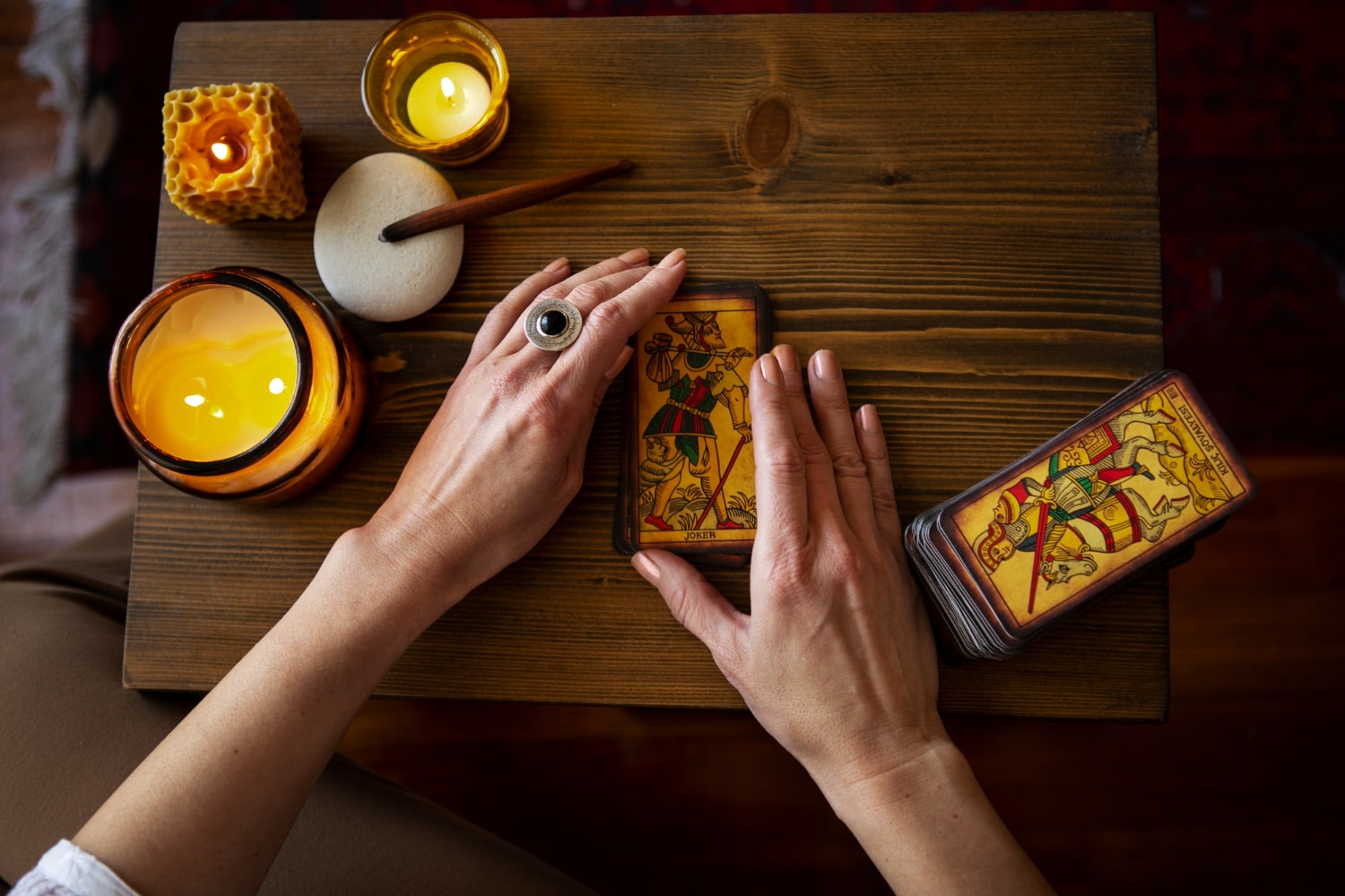 vista superior mujer leyendo tarot min